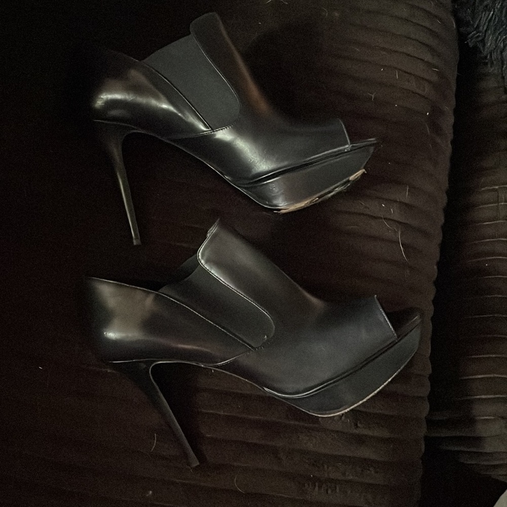 Vera Wang Lavender bootie, size 10 in black